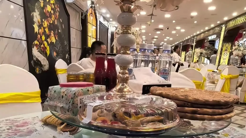 新疆一婚礼线上邀请引热议热搜配图