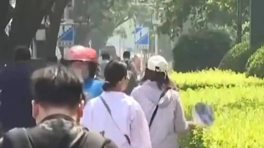 “今天得有40℃了吧 为啥还不预警”热搜配图